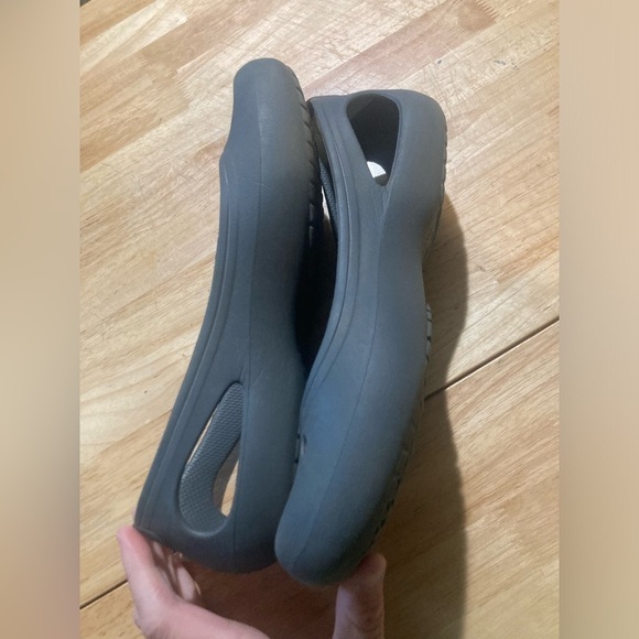 Crocs flats in size 8 in excellent condition. Black in color - Picture 7 of 10